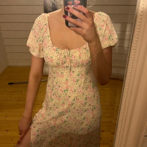 Sommarklänning  - Superfin långklänning från bikbok!! Tyvärr endast använd en gång då jag har för många klänningar😫😫 men superbra skick! 