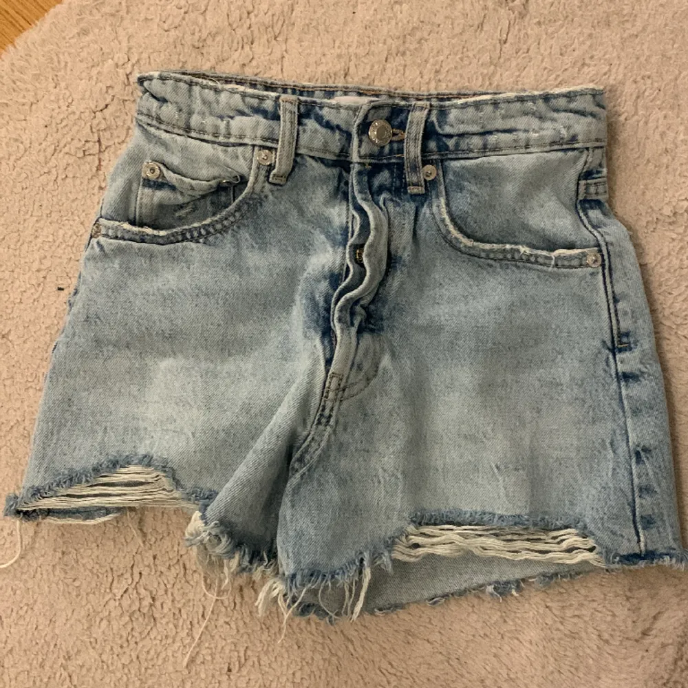 Jeans shorts från Zara i storlek 32!❣️ ordpris: 329 nypris: 70kr. Shorts.