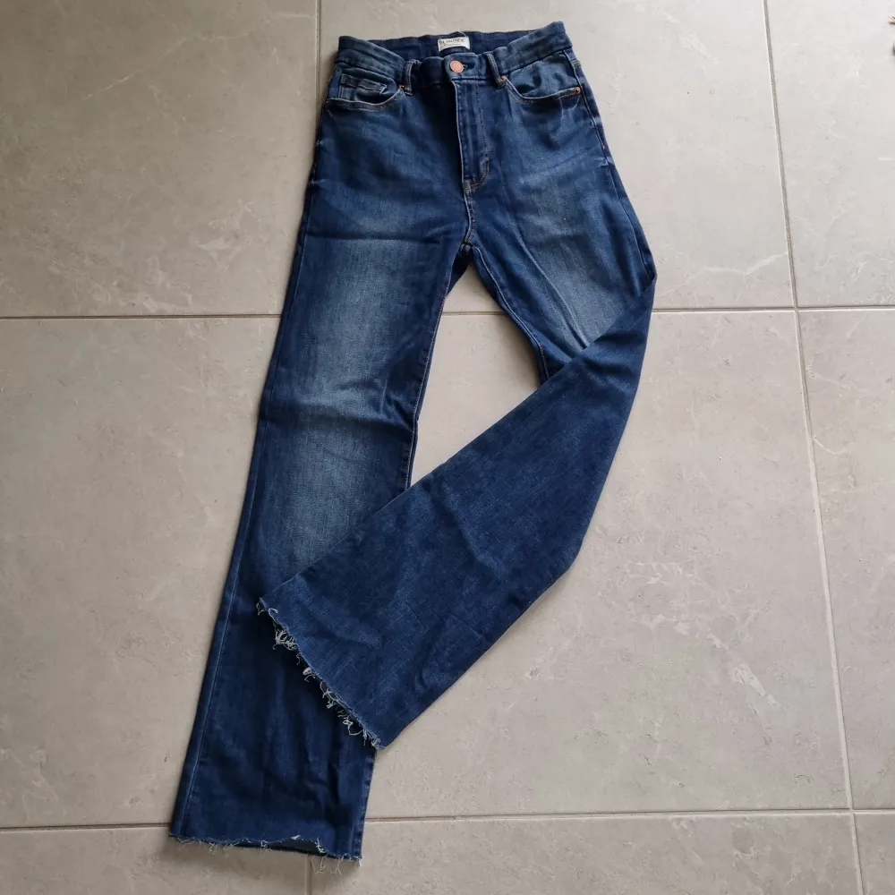 Nästintill oanvända Mira Jeans från Lindex. Ger snygg passform över benen och lite bredare nere vid kanten . Jeans & Byxor.