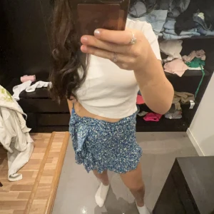 Kjol  - Fin kjol som inte kommer till användning längre. I bra skick 💗😁tryck på köp nu ! 
