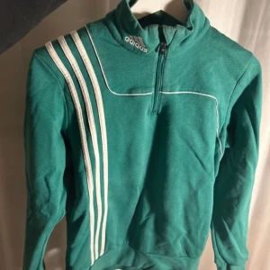 Vintage adidas zip up - Supersnygg adidas tröja i storlek xs, endast använd ett fåtal gånger💚