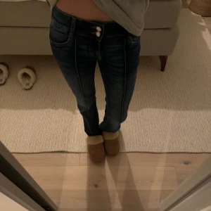 Mörkblå lågmidjade jeans - Från bersha, använda två gånger. Storlek 36. Populära, bootcut & lågmidjade mörkblå jeans.