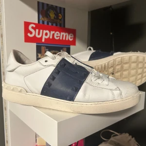 Valentino skor - Valentinos i storlek 41.5 i bra skick, dom är äkta men har inget og därav priset.