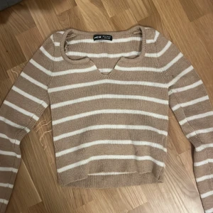 Stickad tröja  - säljer för att den är för stor för mig!