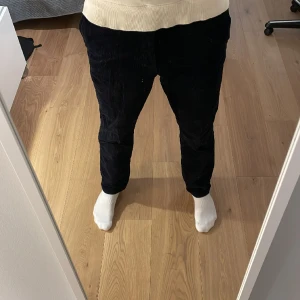 Manchester Byxor - Tjena! Säljer dessa jätte snygga Manchester byxor! Dom är i storlek 52 och kommer från exklusiva märket These Glory Days. Skick: 10/10 då dom andvänts mycket sparsamt. Nypris: 900kr, mitt pris: 179kr