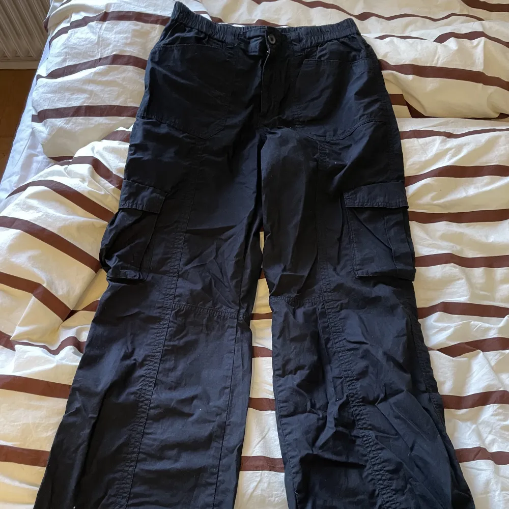 Svarta raka cargobyxor från Gina Tricot. Köparen står för frakten 💌. Jeans & Byxor.