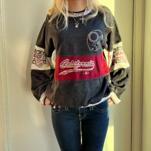 Sweatshirt - Jättefin vintage sweatshirt med basebollmotiv från Lissabon ❤️ Oversized i modellen och fint skick ❤️ För referens är jag 163cm lång ❤️ 