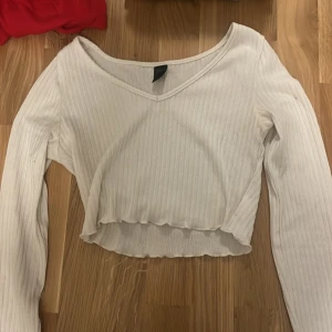 Topp - v-ringad topp som är ganska kort i magen!