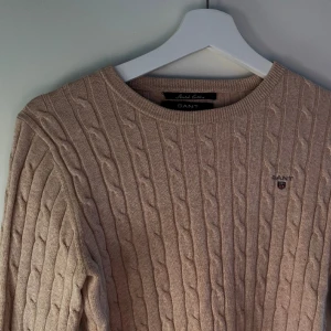 Kabelstickad Gant tröja  - Stickad tröja från Gant i mycket bra skick! Den är knappt använda utan några noppor. 