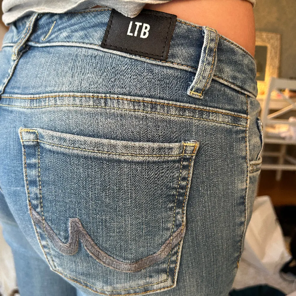 intressekoll på dessa sjuukt snygga lågmidjade bootcut jeans från Ltb😍⭐️❤️‍🔥🙏🥰midjemått: 76cm innerbenslängd: 74cm 🎀jag är ca 165cm! knappt använda så i fint skick! Köpta för 900kr💕KÖP DIREKT FÖR 600kr!!. Jeans & Byxor.