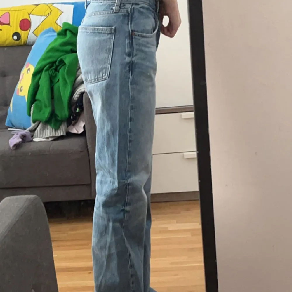 Mid waist jeans från zara. Helt nya, använd endast 2ggr.. Jeans & Byxor.