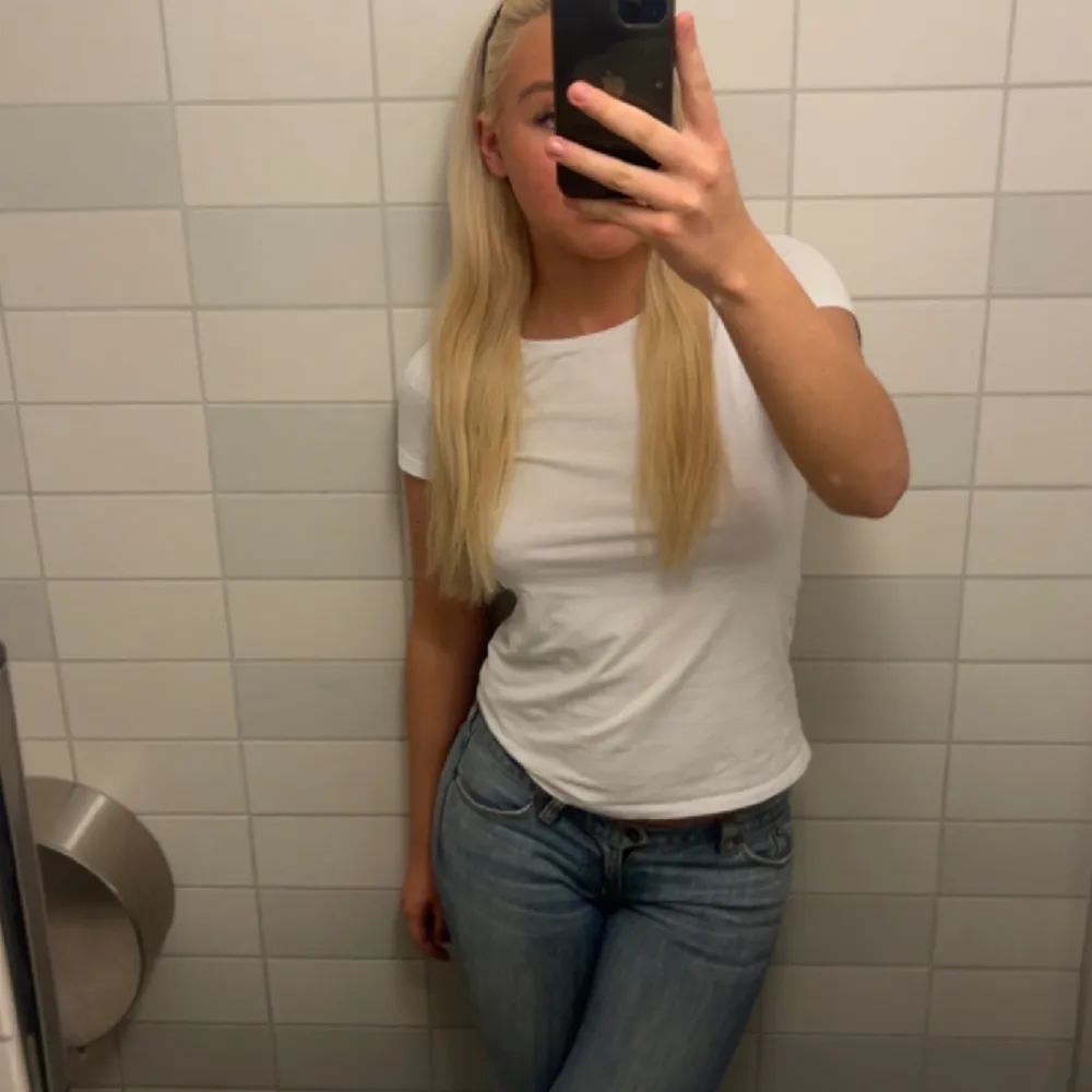 Lågmidjade ljusblåa jeans som tyvärr har blivit för små. Skulle säga att dem passar någon som har S/M. Ganska långa i benen då dem passade på mig som är 174cm. . Jeans & Byxor.