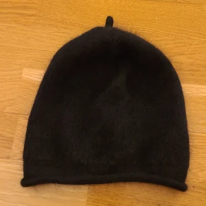 Mössa - Svart mössa, står ej storlek så skulle gissa på onesize. Kan även fraktas med portokod för 18kr, men köparen står för frakten 💕