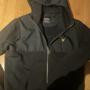 Lyle scott tröja - Skön zip tröja i bra skick för liten för mig