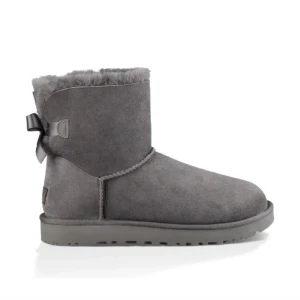 Uggs med rosett där bak (ej äkta) - Uggs i storlek 40 ej äkta med rosett där bak, använda 3 ggr men är för stora