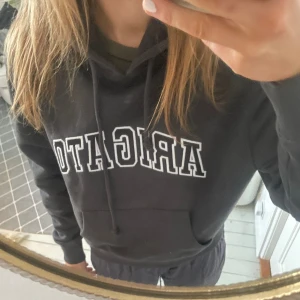 Arigato hoodie  - Köpt på plick men inte fått användning för den. Fint skick🔥