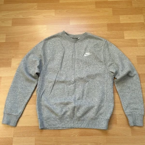 Nike tröja - Grå nike sweatshirt i storlek S Jättebra skick förutom en minimal fläck på baksidan som inte märks av (skriv för nära bild)