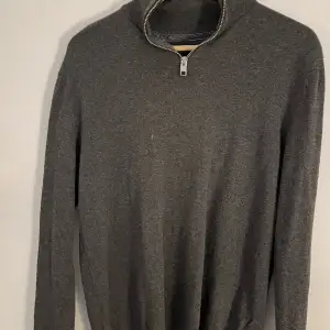 Säljer denna halv grå zip från Jack and Jones tröjan är sparsamt använd och har inga skador. Mitt pris är 100 kr men priset kan alltid diskuteras. 