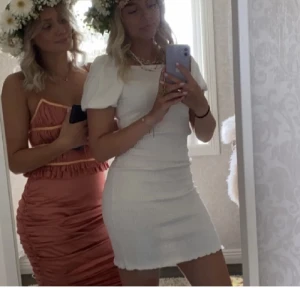 Klänning  - Säljer nu denna fina vita klänningen som passar perfekt till studenten! Använd ett fåtal gånger så i fint skick 