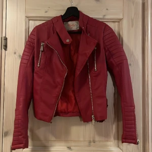 Skinnjacka - Skinnjacka Voyelles. Använd max 5 ggr, Storlek 36.