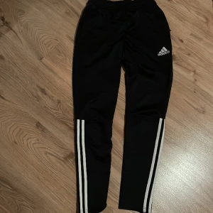 Adidas byxor  - Svarta adidas byxor storlek xs 