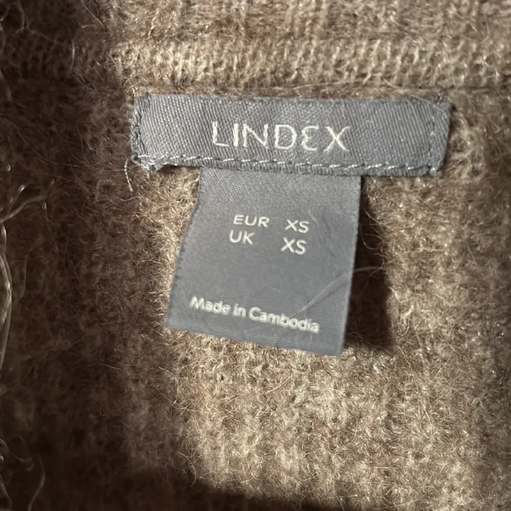 Stickad beige tröja från Lindex i storlek xs. Stickat.