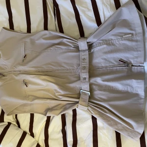 Väst  - Väst med knäppe i midjan och hög hals från Gerry Weber. Kan stylas både med och utan något under under ☺️Vet inte strl men gissar på M. Köparen står för frakten 🧡 