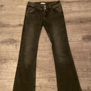 Low waist jeans  - HELT slutsålda jeans från Gina tricot som är jätte snygga och jötte Low waist!