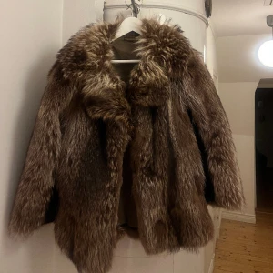Äkta pälsjacka - Äkta pälsjacka i storlek M, lite små skador på jackan (inget som är synligt)