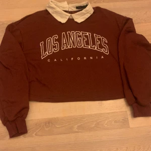 Röd tröja - Röd croppad collage tröja me krage från shein 