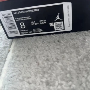 Jordan 11 Bred - Använda men väll bevarade, va inte lika förtjust i dom efter jag använt dom ett få par gånger. 