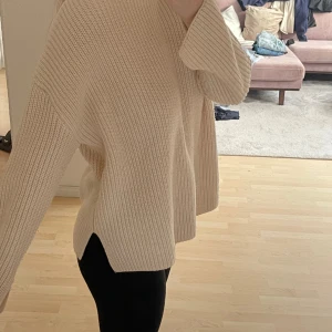 Stickad tröja  - Så fin beige stickad tröja från zara, strl S💞