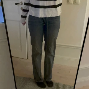 Lågmidjade jeans💕 - Säljer mina favorit jeans i bra skick då dem tyvär har blivit försmå💕 Dem är från weekday och är snyggt lågmidjade💕 Passar ca 165cm💕