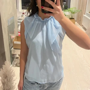 Ljusblå zara blus - Volang blus från Zara. Bra skick. 