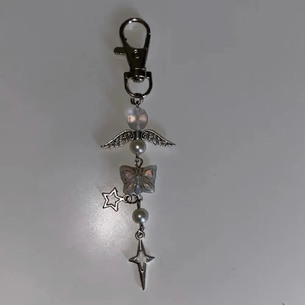 Keychain som går att sätta på nyckelknippor, väskor, jeans m.m Med en stjärnberlock och tjeckiska glaspärlor☁️💫🌟 15kr frakt :). Accessoarer.