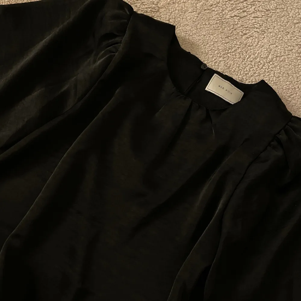 Supersöt satin tröja från NeoNoir🖤 tyvärr kommer den ej till användning, storlek 36. Blusar.