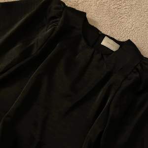 Supersöt satin tröja från NeoNoir🖤 tyvärr kommer den ej till användning, storlek 36