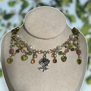 Halsband med en rosberlock, recycled sötvattenpärlor och vackra tjeckiska glaspärlor🌹🌿💕 frakt 15kr🫶✨