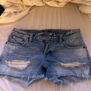 Jeans shorts - Ett par jeans shorts med 3 stycken hål även lågmidjade!!💗