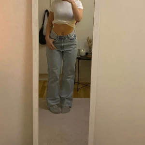 Weekday jeans - Jeans från Weekday, modellen Rowe. Storlek w28 l30. De sitter lite baggy på mig.