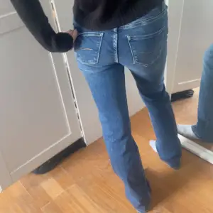 Only jeans mid waist  Inte använda mycket, jag köpte dessa jeans för 400 säljer för 200 Skriv för mer bilder 