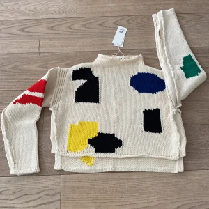 H&M Studio- Helt oanvänd med lappar! - Helt onvänd! Stickad tröja från HM Studio S/S 2018. Stl XS.