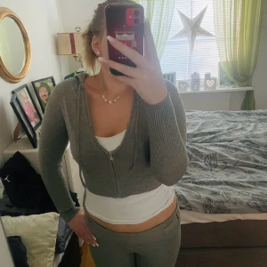 Mjukissett - Säljer nu ett lorivia-liknande sett! Köpt secondhand men använd 2 ggr, då byxorna är lite korta i längden (jag är 170) Storleken är L men sitter som M/S🫶 Tveka inte på att skriva vid frågor!