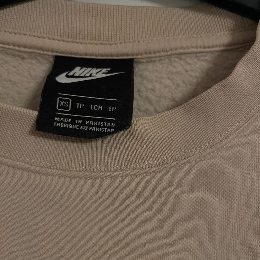 Nike tröja köpt på Zalando i xs🧡 Kroppad, står XS men passar både S & M då den är lite större. Hoodies.