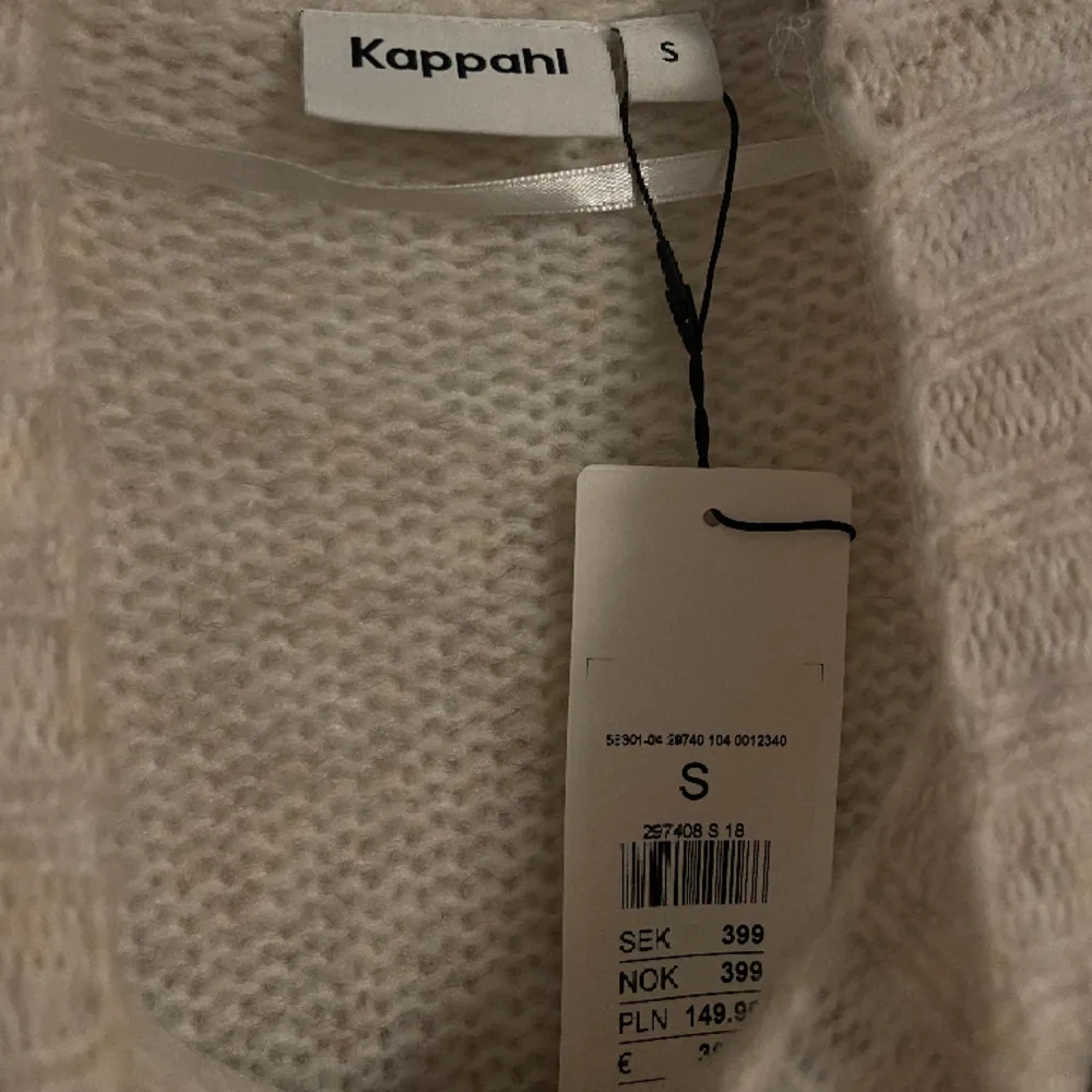 Stickad tröja från Kappahl, prislappen fof på🤍 helt oanvänd, mysigt material  Stl S . Stickat.