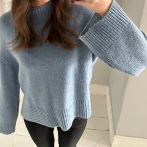 Blå stickad tröja  - Säljer denna blåa fina stickade tröjan, använde endast fåtal gånger