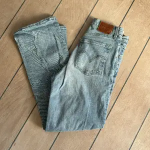 Levi’s jeans, i använt skick, lagade i grenen men inget man ser. Nypris 1319kr