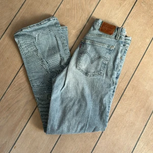 Levi’s ribcage straight jeans  - Levi’s jeans, i använt skick, lagade i grenen men inget man ser. Nypris 1319kr