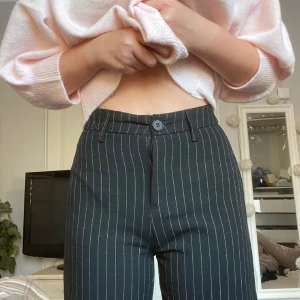 Randiga kostymbyxor - Säljer dessa jättefina randiga kostymbyxor som sitter så perfekt på benen, måste tyvärr sälja då dom är för små i midjan för mig. För mått eller andra frågor kp. OBS! Plaggen tvättas/stryks alltid ifall det behövs innan jag skickar iväg dom!❤️