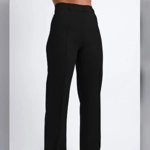 Hazel kostymbyxor - Säljer ett par svarta kostymbyxor från madlady i strl 32/32. Modellen heter Hazel. Byxorna är i fint skick och har varken hål eller fläckar, dock har ena sömnen vid benslutet gått upp men är inget som stör och går lätt att fixa💞